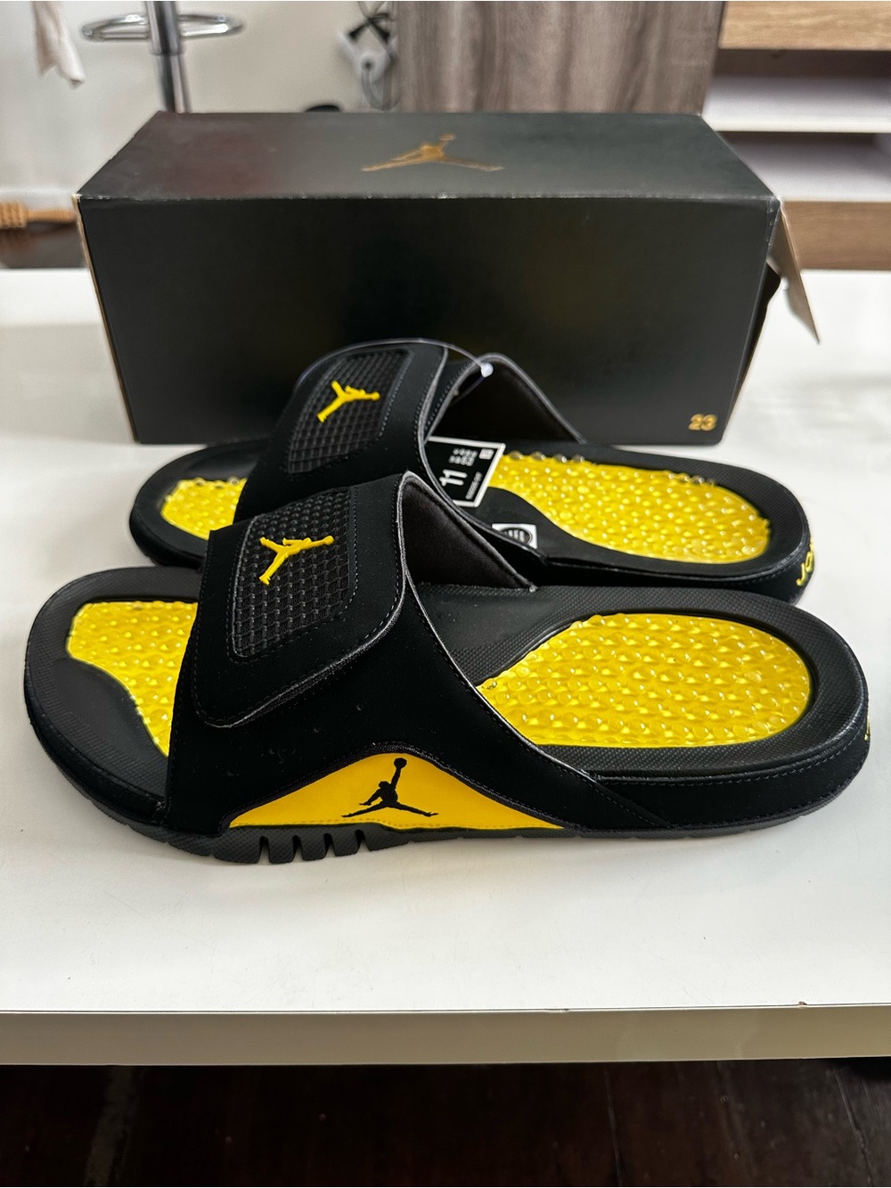 Nike Jordan Hydro IV Retro Slides Sandals tour Yellow Mens Size 11 US NEW - Picture 3 of 8